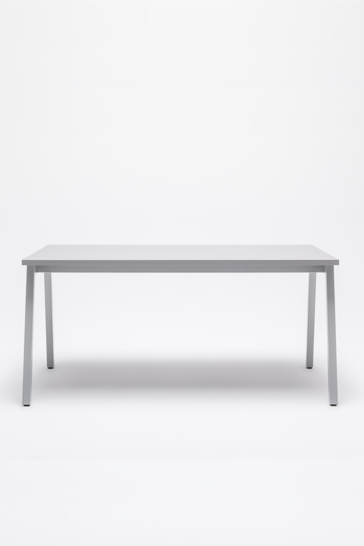 Ogi M desk